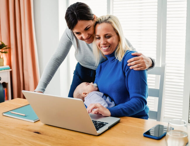 Cómo el método ROPA está transformando la paternidad entre parejas lesbianas en  España
