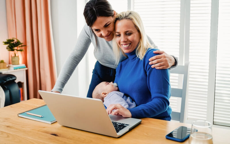 Cómo el método ROPA está transformando la paternidad entre parejas lesbianas en  España